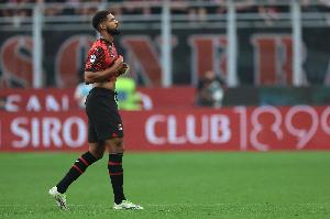 迪马:奇克在训练中感到不适,提前结束训练并将在明天接受检查