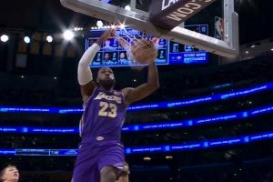 百分连线！东契奇长传詹姆斯人到球到双手空接扣停雄鹿