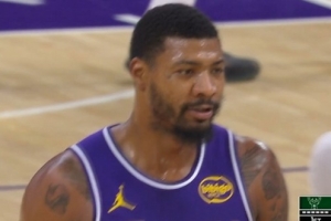 东契奇都无语了！斯玛特随意传球被小波特抢断轻松得分