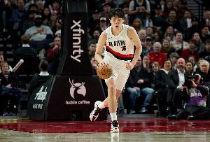 还是差点！杨瀚森侧翼接球 空位三分弹筐而出