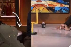 响亮命中！纳什不慎弹中美女主持的傲人上围 尴尬钻下桌子...