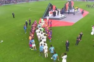 尊重！皇马全队上台领取亚军奖牌，巴萨全队为皇马球员列队