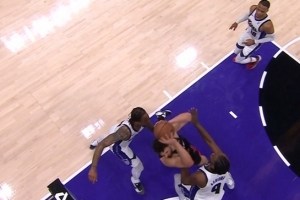 关键时刻不稳啊！申京两罚不中 与拉文争篮板出界&国王球权