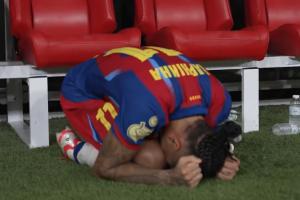 📹西足协官方视角看巴萨夺冠：拉菲尼亚长时间跪地，拥抱弗里克