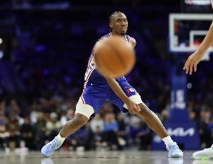 中规中矩！马克西上半场10投4中&6罚5中 砍下14分3助攻