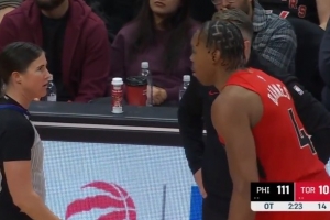 巴恩斯和马克西无球端推搡被吹犯规 前者疯狂向裁判抱怨被吹T