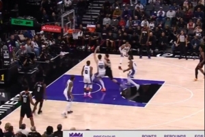 关键时刻指望不上！申京持球突破 黄油手没拿住球出界失误！