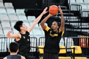 小巴里·布朗没有跟随广厦出征客场 与年轻球员一起训练