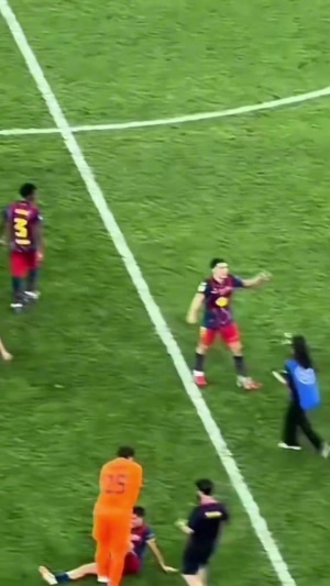 马卡报：库巴西赛后疑似朝看台竖中指