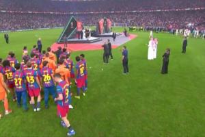 有点懵！冠军巴萨上台领奖时无人列队，巴萨球员齐齐望向皇马球员