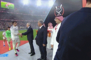 遗憾落败，皇马全队领取西超杯亚军奖牌