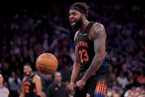 填满数据栏！米切尔·罗宾逊上半场3中3 砍6分5板2断1帽&4前场板