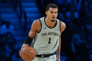 文班最近7场场均出战25.6分钟 砍下26.4分9.4板2.1帽2助1断