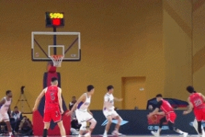 希望没大碍！赖俊豪拼抢时摔倒在地 痛苦倒地起不来&被担架抬出场