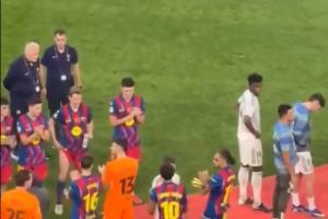 冰释前嫌！卡瓦哈尔主动找亚马尔握手并摸脸交谈，上场德比起冲突