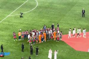 年轻气盛！阿斯：卡瓦哈尔主动与亚马尔握手交谈，亚马尔冷淡回应