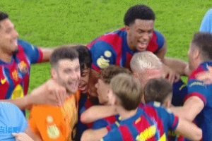 战胜死敌夺得2026年首冠！巴塞罗那球员赛后拥抱在一起激情庆祝