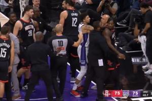 极品绅士！火箭vs国王冲突 亚当斯身体当墙保护女裁判！