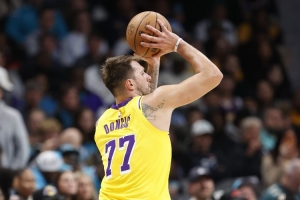 仅32.3%！东契奇是赛季场均三分出手10+次球员中命中率历史最低的