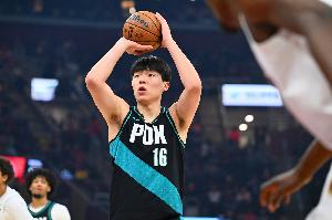 解说：杨瀚森基本在轮换里了 很多新秀没这待遇 最好三分能到25%