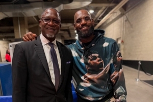 老鹰名宿威尔金斯和詹姆斯合影：赛后和你聊上几句很开心