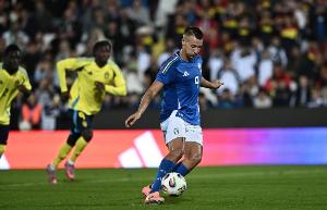 莱切官方：17岁前锋卡马达右肩挫伤，医疗建议休战15天