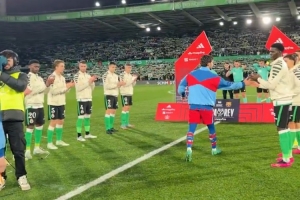 巴萨官推晒视频：感谢桑坦德竞技🤝列队致敬西班牙超级杯冠军