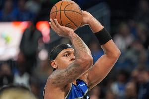 外线有谱！班凯罗半场10中7砍下18分4板 三分6中4