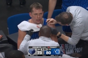 很拼！大瓦格纳下巴被小贾伦肘出血 场边止血后继续杀伤罚球