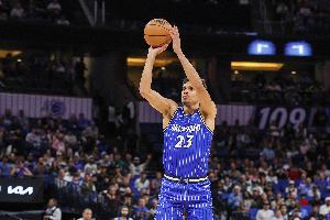 被防守吓到了！席尔瓦接球起跳后被干扰没敢出手 落地被吹走步