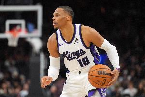 威少：我打球时间比一些年轻球员年龄都大 比赛之余我得传授经验