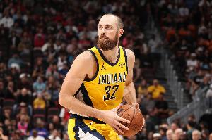 万箭齐发！赫夫和西亚卡姆相继三分命中 步行者轰21-5领先16分