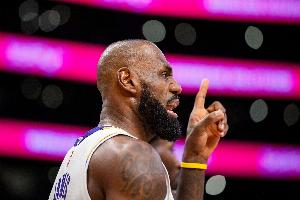 夸梅：詹姆斯通过富保罗控制了联盟 让NBA修改规则&允许他走步