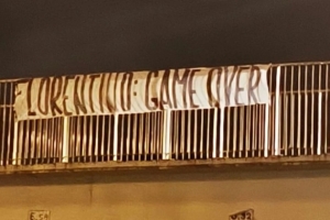 皇马球迷挂横幅抗议：弗洛伦蒂诺，失败接着失败，江郎才尽的主席