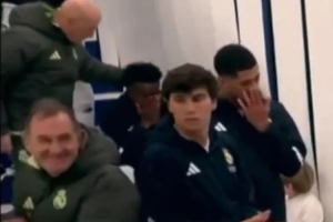 赛前热身被狂嘘！维尼修斯入场前坐在球员通道楼梯捂脸挠头😩