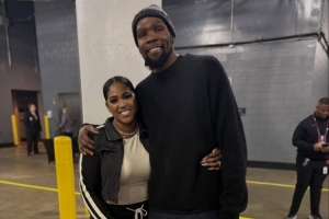 帕金斯晒照：好久没见到杜兰特了 但我的妻儿去看了场他的比赛