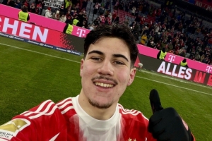 图片报：拜仁小将查韦斯收到多份报价，但他更倾向留队