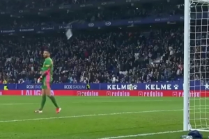 阿斯：赫罗纳门将被西班牙人球迷扔下的水瓶击中，愤怒不已