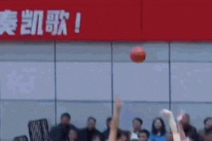 太危险！克里斯抢板被李承耀身下犯规直接失衡 山东挑战升级违体