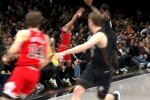 还是边线球难题！公牛首次边线球没发出来 暂停后再发被贴脸拦截