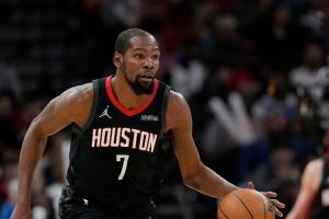 媒体人：背靠背打40分钟 杜兰特可以长舒一口气 关键球还看KD