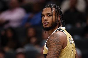 记者：虽然惠特摩尔因血栓赛季报销 但奇才目前没有裁掉他的计划