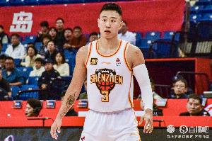 依旧稳定！贺希宁几乎打满半场 8中3&三分6中2拿到10分3板