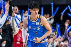 京媒：曾凡博比赛中腰部被撞出现肿胀 检查显示是上赛季骨裂位置