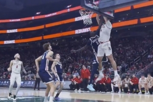 黄种人也能飞！淡厚然接队友高抛 隔扣对手打成2+1点燃全场