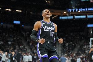 26年以来150分+50助+20三分的球员：威少、库里、77、怀特、三球