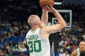 三分21中10！杰伦·布朗：我们一直都在为豪泽加油 希望他破纪录