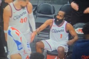 长点心吧！祖巴茨只顾着嬉戏打闹 哈登眉头一皱揪他过去听讲