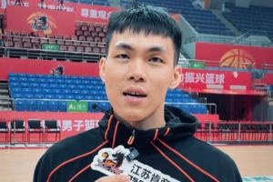 大家好 我是江苏男篮庞峥麟 感谢吧友的全明星投票 我会继续拼搏