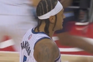 上来就扣一个！小瓦格纳击地妙传 班凯罗吃饼双手隔扣科沃德！